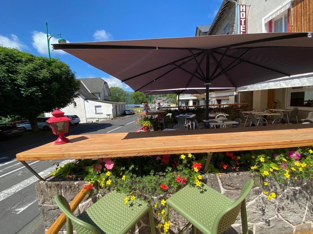 Hotel Restaurant Le Grillon Chambon-sur-Lac Exteriör bild