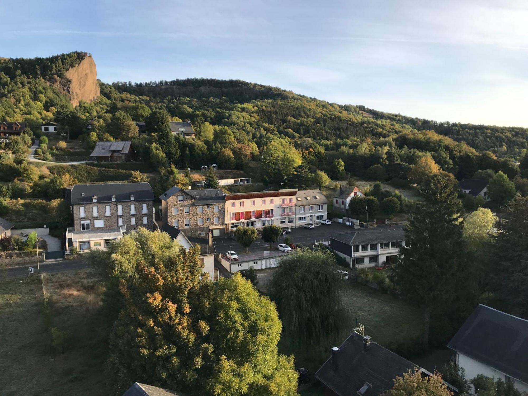 Hotel Restaurant Le Grillon Chambon-sur-Lac Exteriör bild
